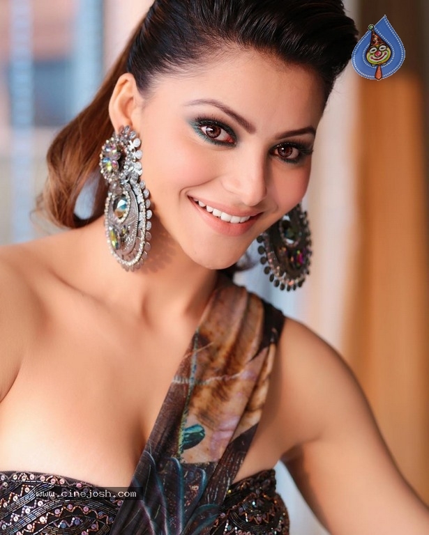 Urvashi Rautela Photos - 16 / 37 photos