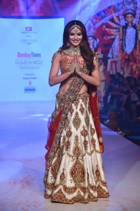 Urvashi Rautela Showstopper  Photos - 2 / 19 photos