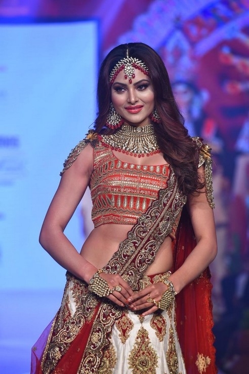 Urvashi Rautela Showstopper  Photos - 4 / 19 photos