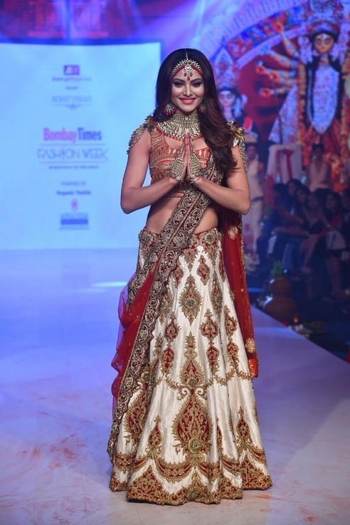 Urvashi Rautela Showstopper  Photos - 5 / 19 photos