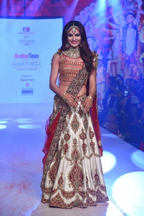 Urvashi Rautela Showstopper  Photos - 7 / 19 photos