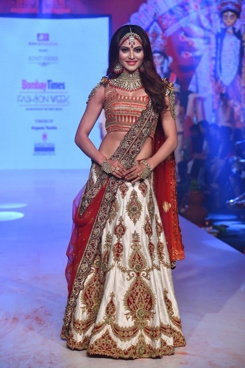 Urvashi Rautela Showstopper  Photos - 18 / 19 photos