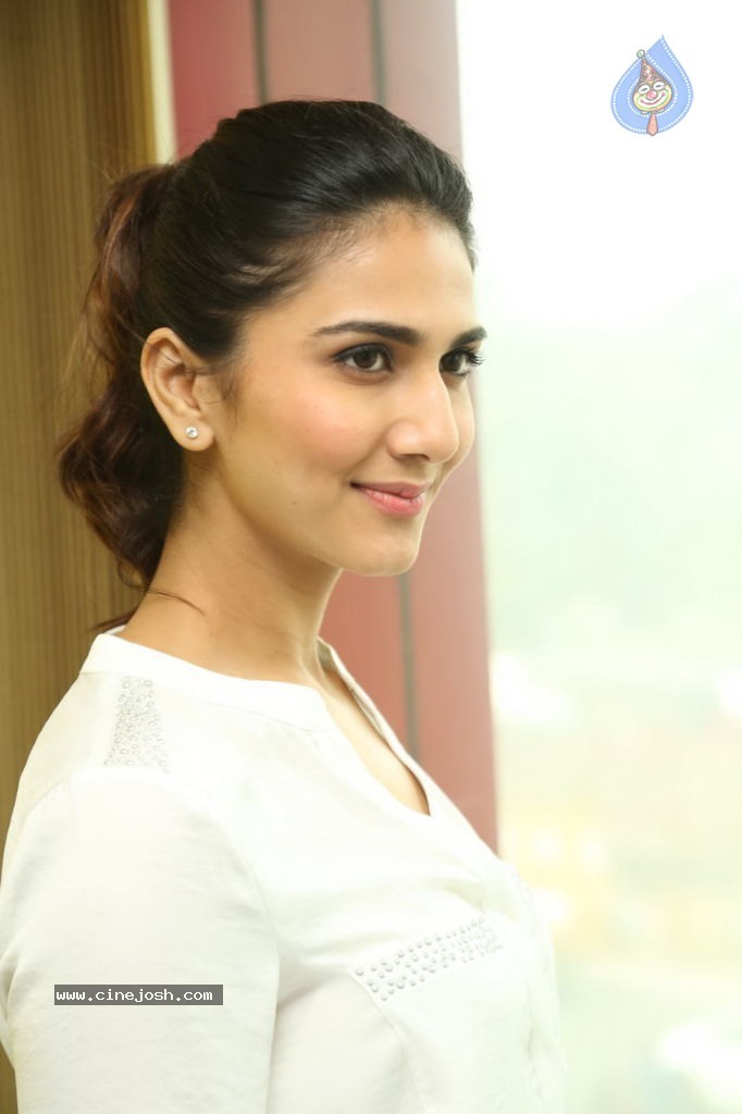 Vaani Kapoor Latest Stills - 56 / 87 photos