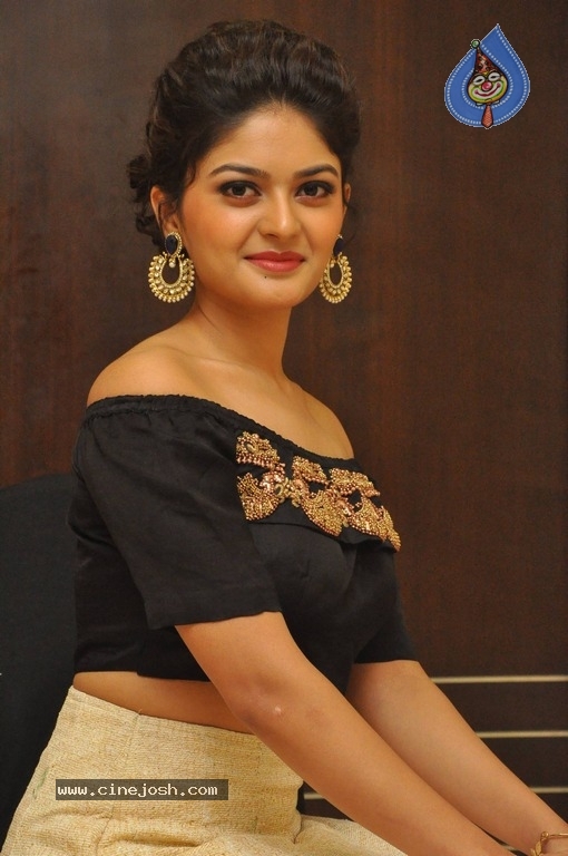 Vaibhavi Sandilya Latest Stills - 12 / 14 photos
