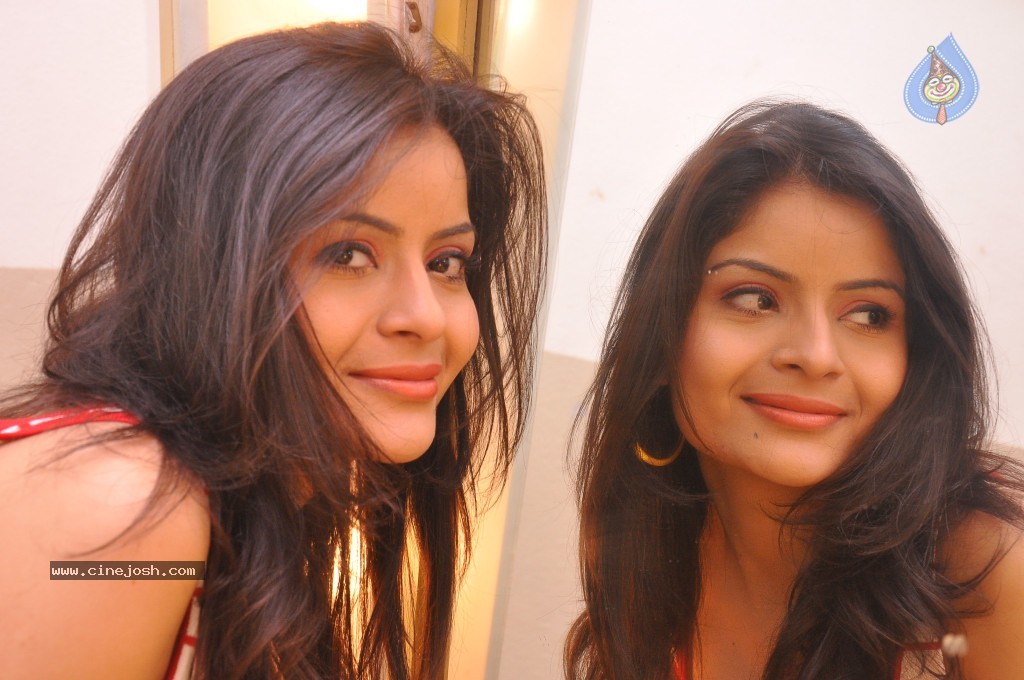 Vandana Vashisth Hot Stills - 41 / 61 photos