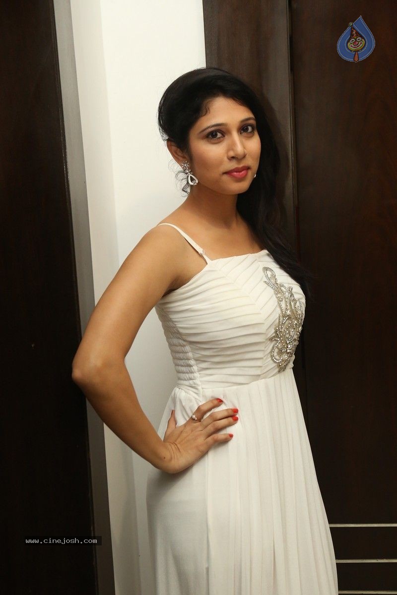 Vandhitha Photos - 26 / 60 photos