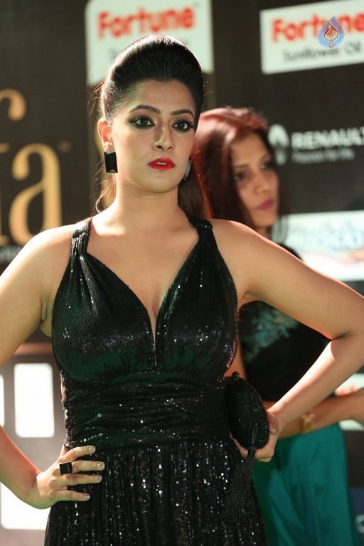 Varalakshmi Pics at IIFA 2017 - 35 / 39 photos