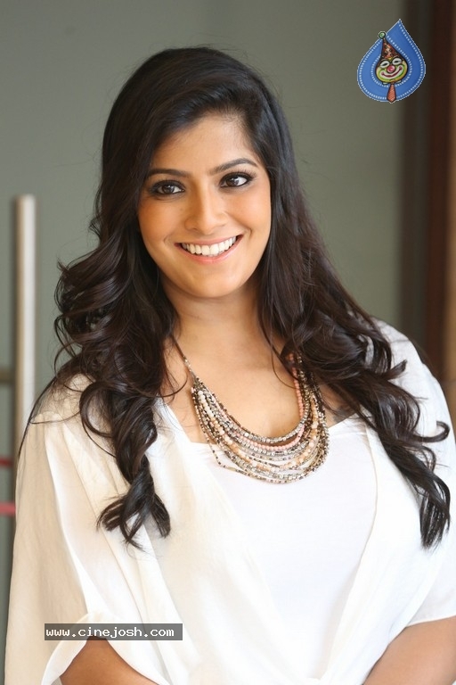 Varalakshmi Sarathkumar At Pandem Kodi 2 Trailer Launch - 5 / 12 photos