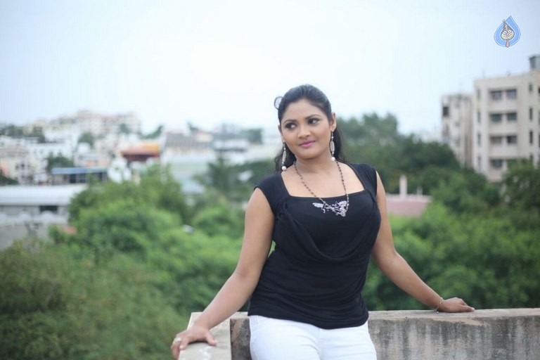 Vasavi Reddy New Photos - 12 / 15 photos