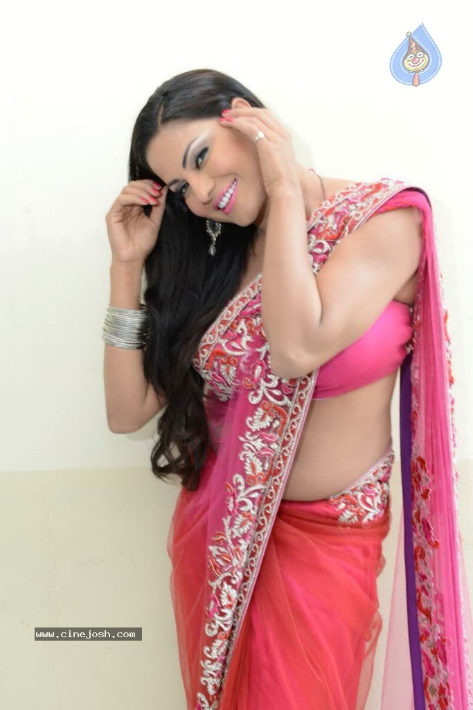 Veena Malik Hot Stills - 65 / 91 photos