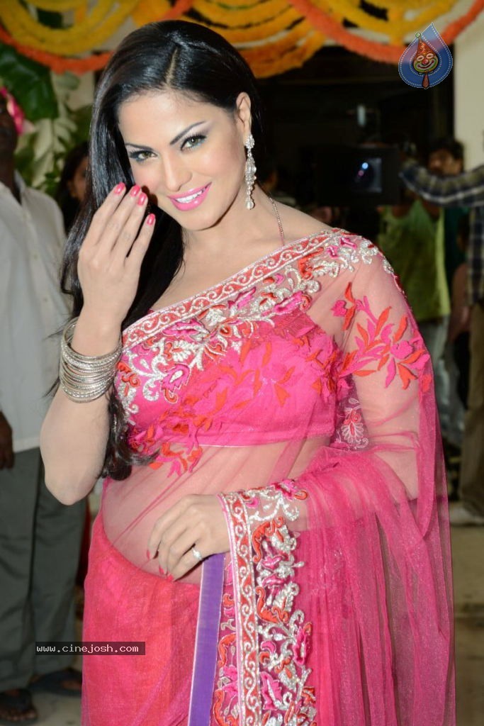 Veena Malik Hot Stills - 77 / 91 photos