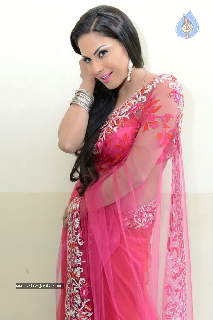 Veena Malik Hot Stills - 82 / 91 photos