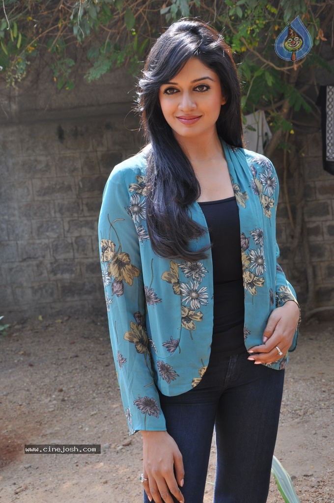 Vimala Raman Gallery - 7 / 47 photos