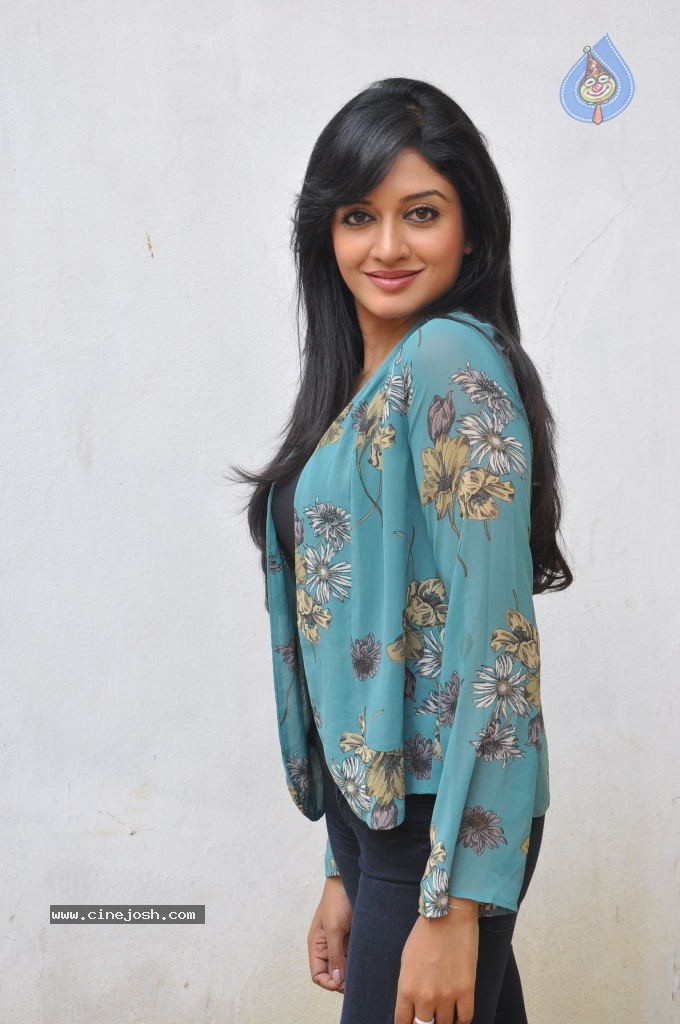 Vimala Raman Gallery - 9 / 47 photos