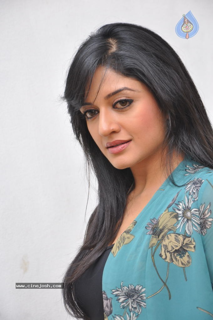 Vimala Raman Gallery - 36 / 47 photos