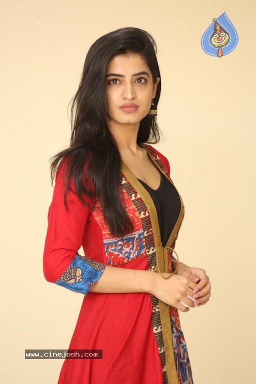 Vinali Bhatnagar Stills - 4 / 21 photos
