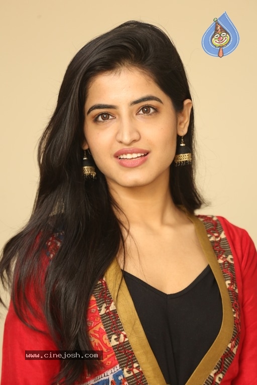 Vinali Bhatnagar Stills - 16 / 21 photos