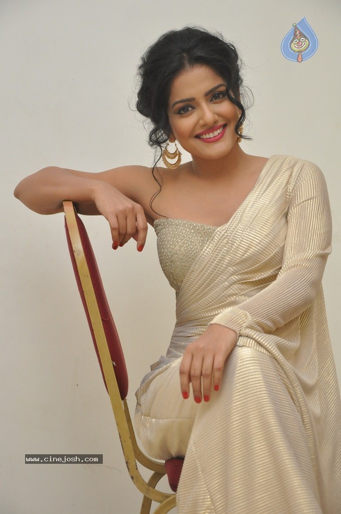 Vishakha Singh Hot Stills - 60 / 152 photos