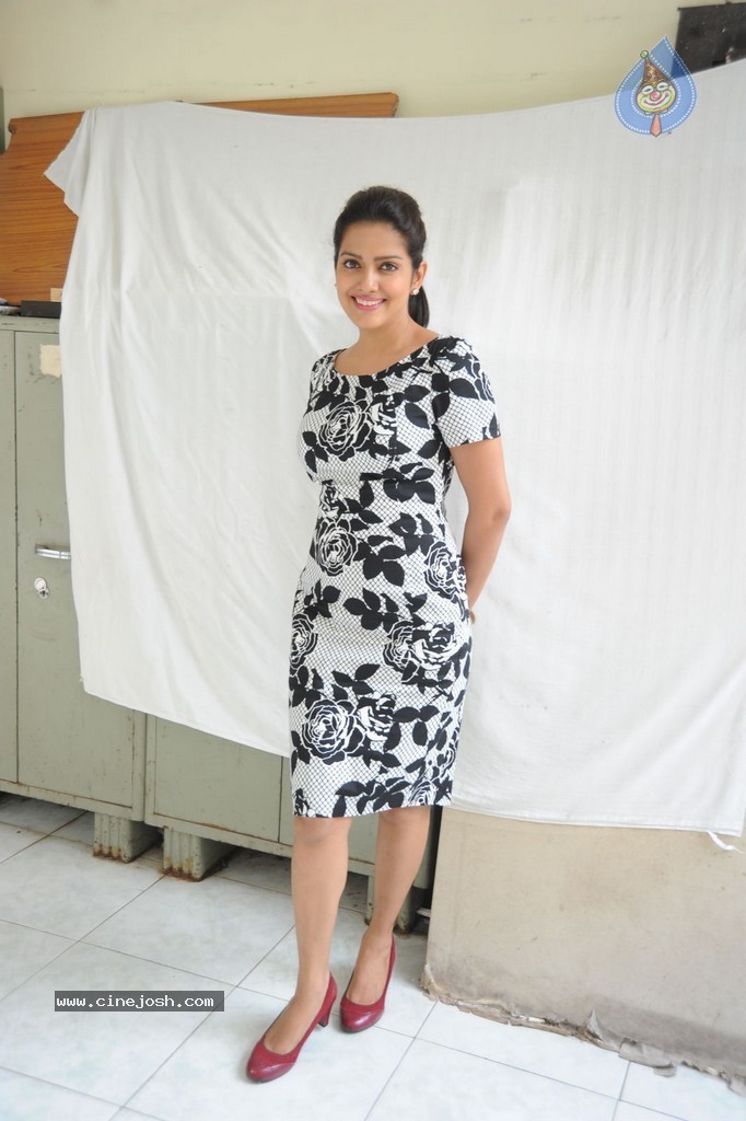 Vishakha Singh Latest Gallery - 38 / 81 photos