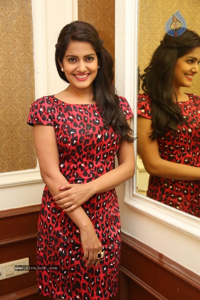 Vishakha Singh New Stills - 57 / 109 photos