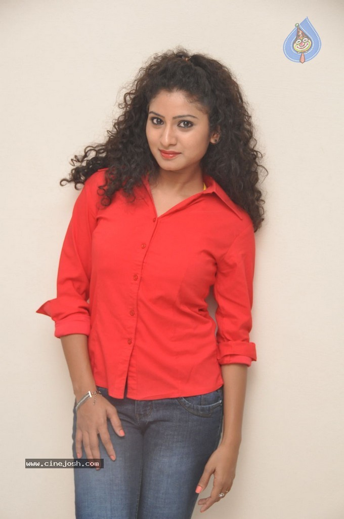 Vishnu Priya Gallery - 13 / 48 photos