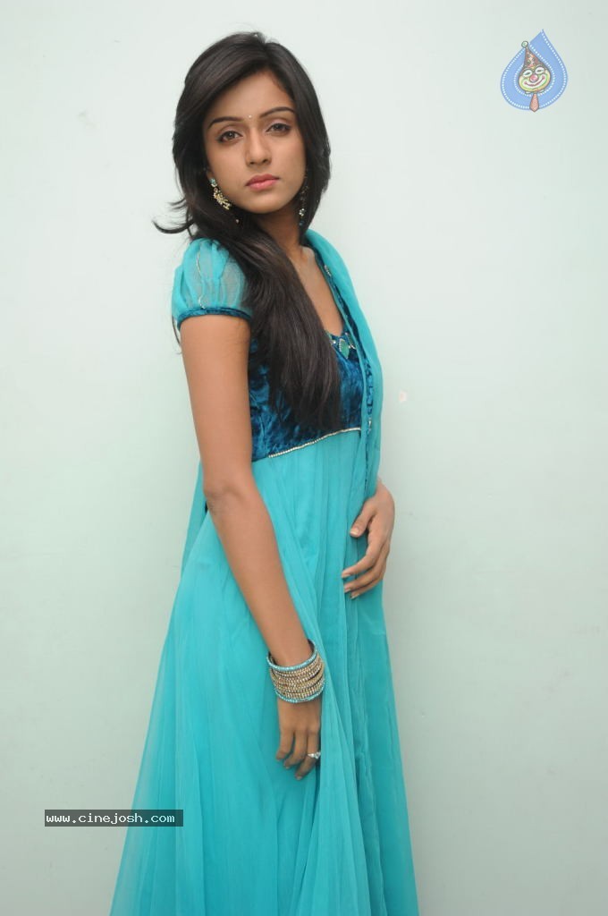 Vithika Gallery - 32 / 42 photos