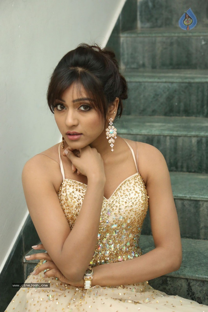 Vithika Sheru Latest Gallery - 23 / 80 photos