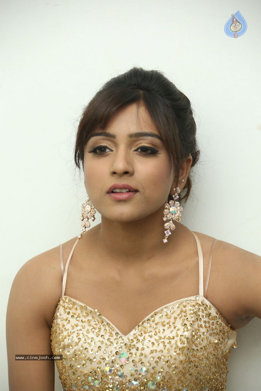 Vithika Sheru Latest Gallery - 32 / 80 photos
