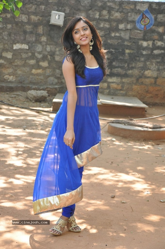 Vithika Sheru Latest Photos - 29 / 78 photos