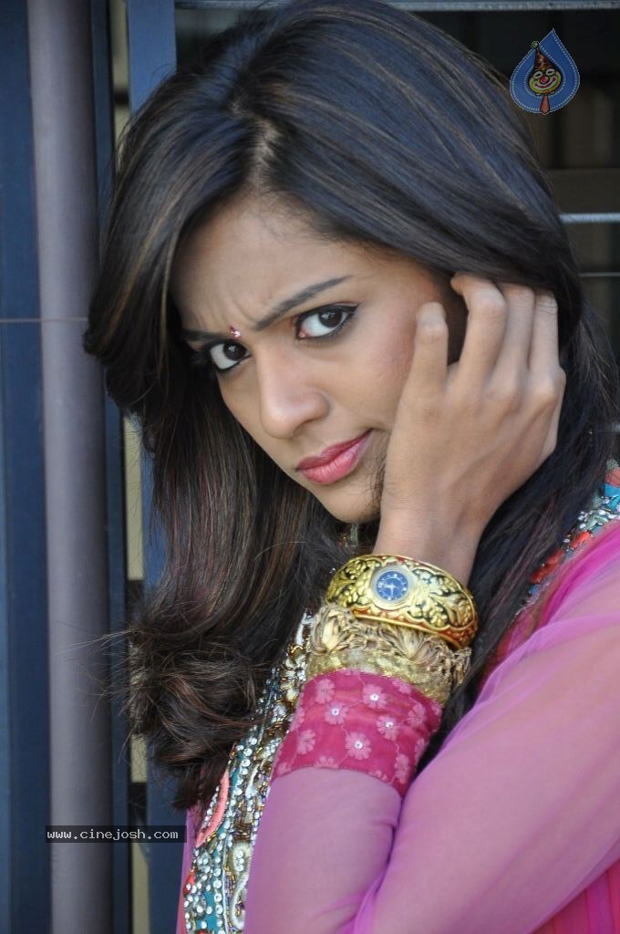 Vithika Sheru New Images - 14 / 90 photos