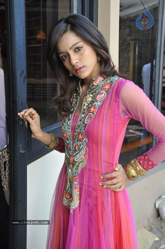 Vithika Sheru New Images - 25 / 90 photos