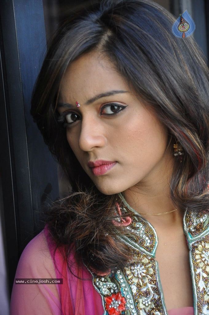 Vithika Sheru New Images - 30 / 90 photos