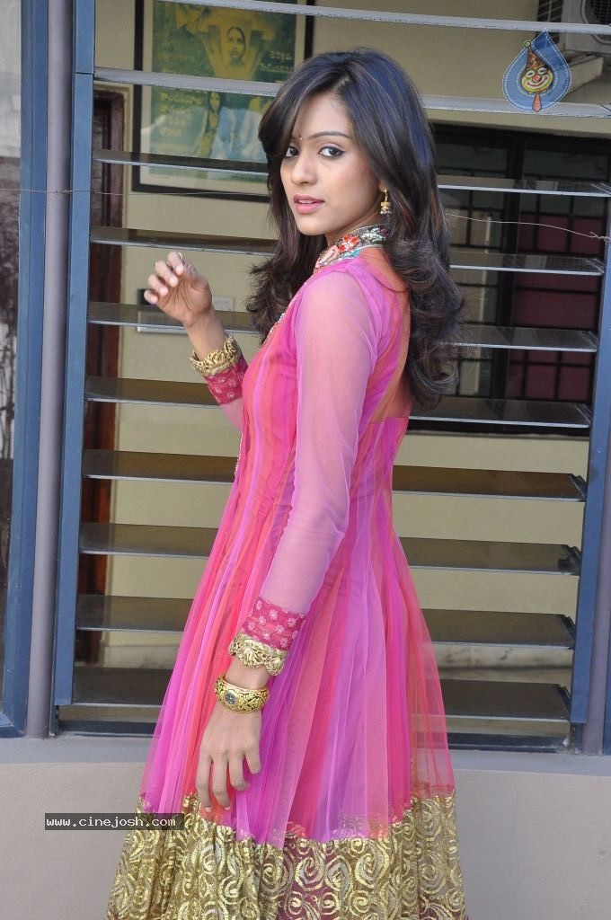 Vithika Sheru New Images - 45 / 90 photos