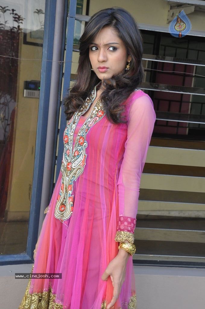 Vithika Sheru New Images - 46 / 90 photos