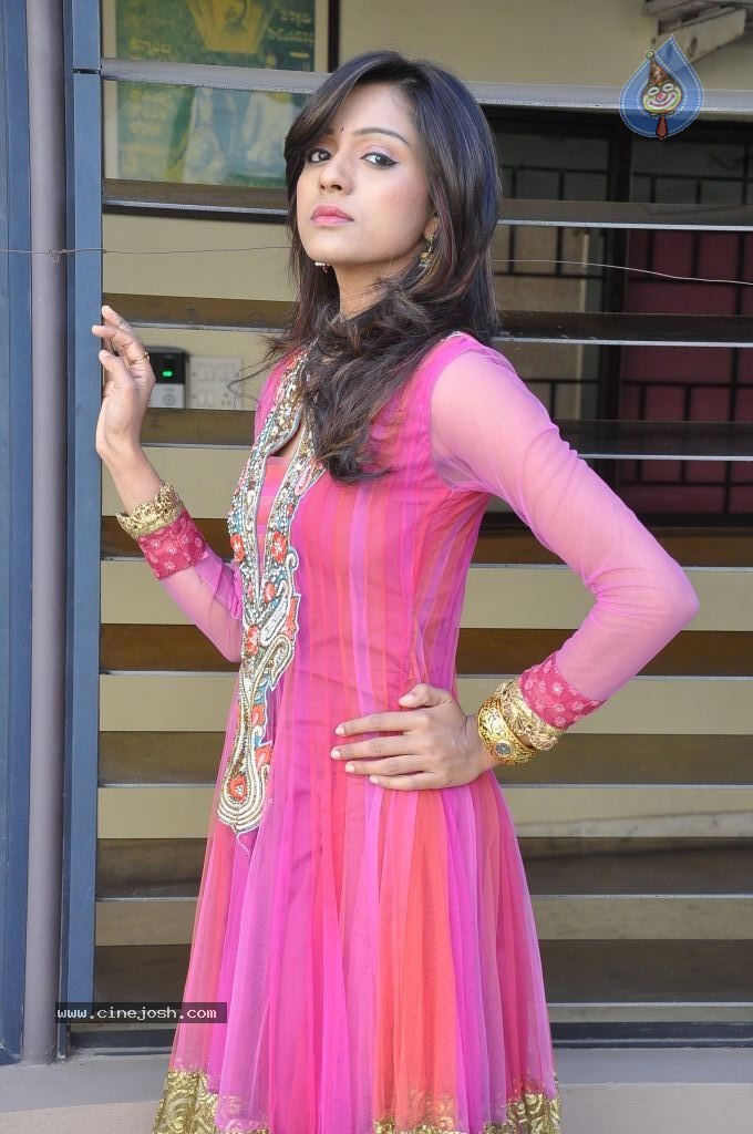 Vithika Sheru New Images - 48 / 90 photos