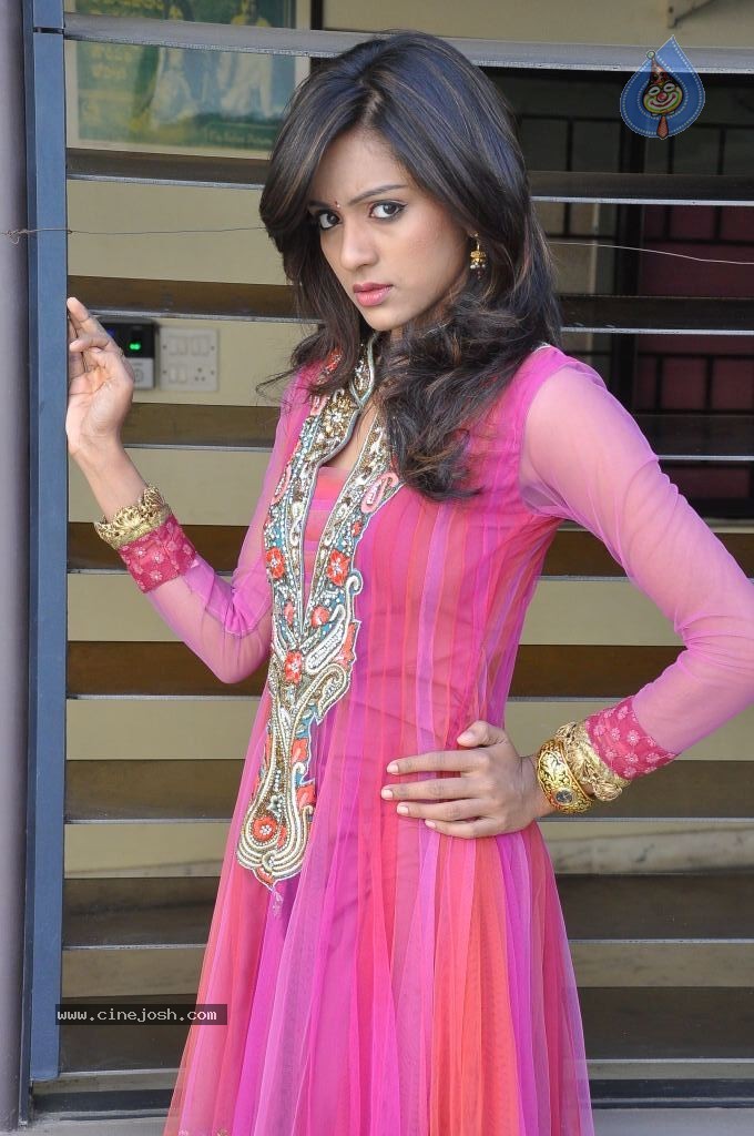 Vithika Sheru New Images - 70 / 90 photos