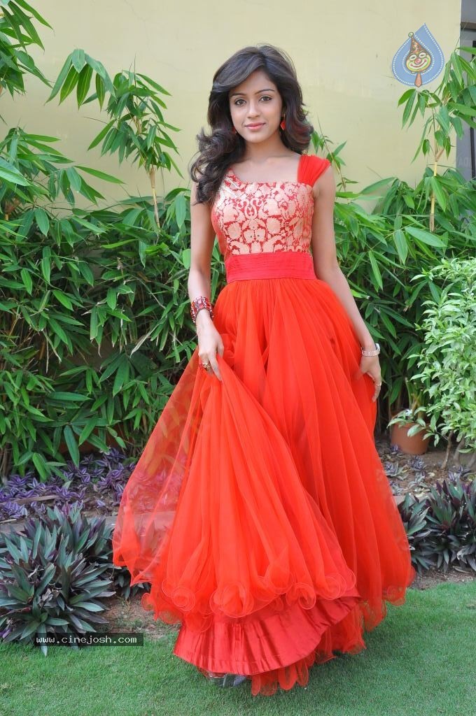 Vithika Sheru New Pics - 40 / 73 photos
