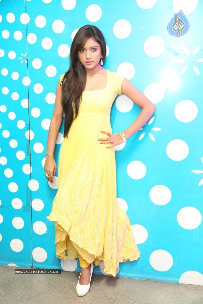 Vitika Seru Latest Pics - 46 / 83 photos