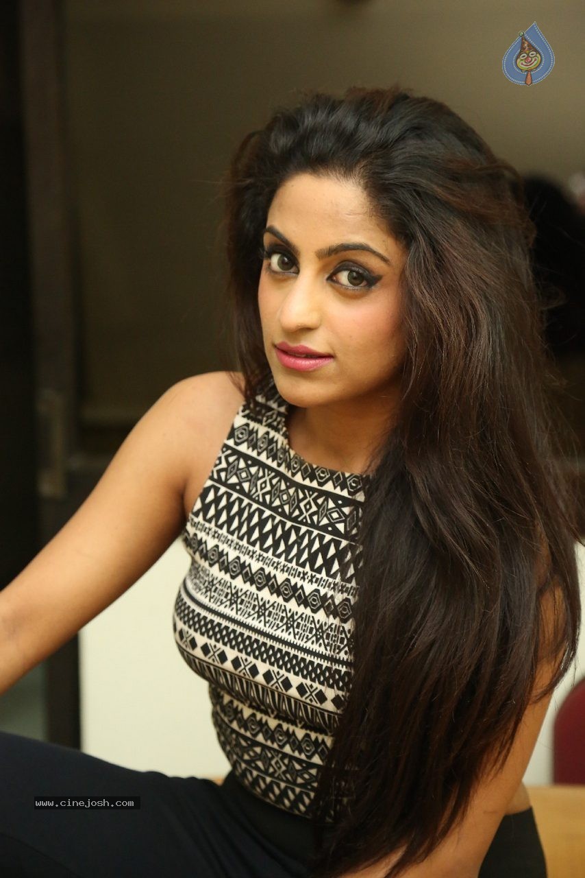 Vriti Khanna New Stills - 19 / 60 photos
