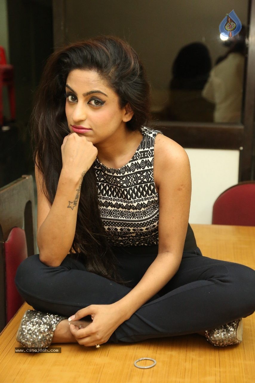Vriti Khanna New Stills - 43 / 60 photos