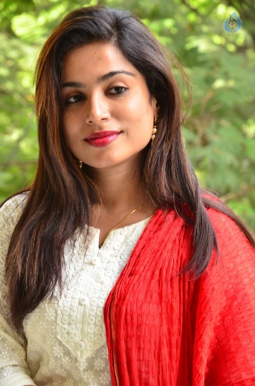 Vrushali New Stills - 12 / 20 photos