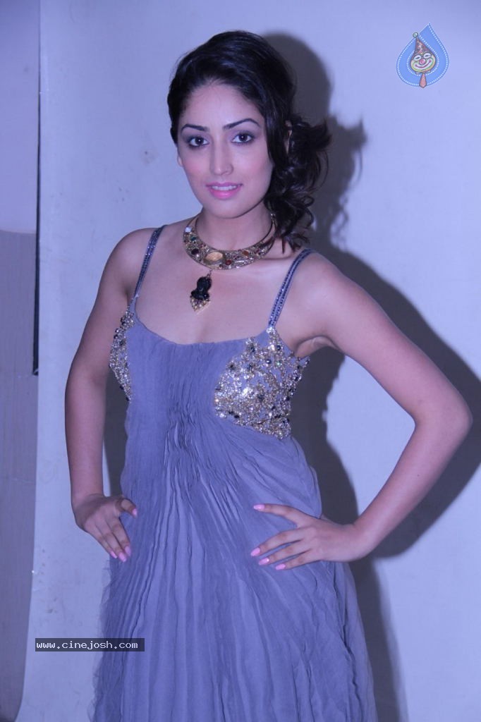 Yami Gautam Hot Stills - 7 / 17 photos