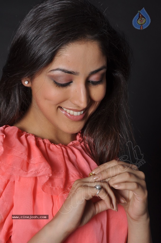 Yami Gautam Hot Stills - 26 / 51 photos
