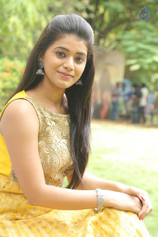 Yamini Bhaskar New Gallery - 4 / 21 photos
