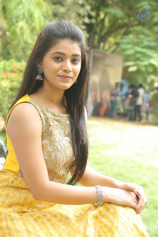 Yamini Bhaskar New Gallery - 9 / 21 photos