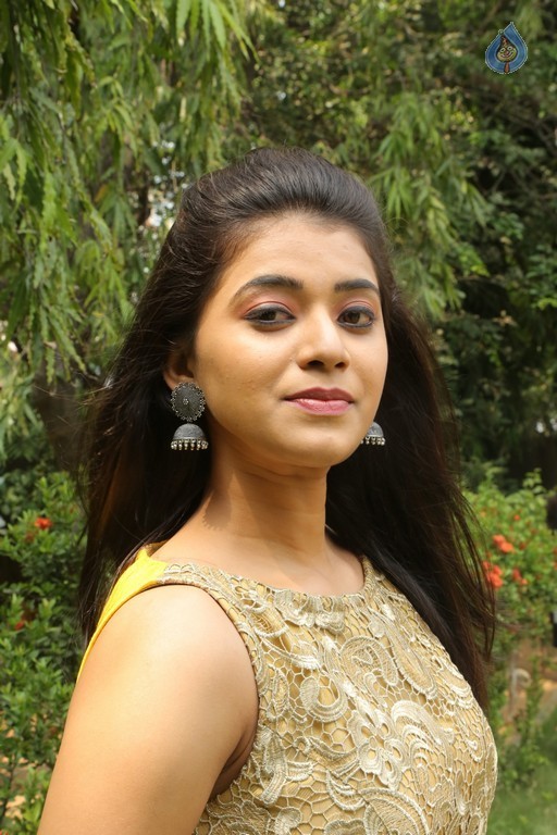 Yamini Bhaskar New Gallery - 10 / 21 photos
