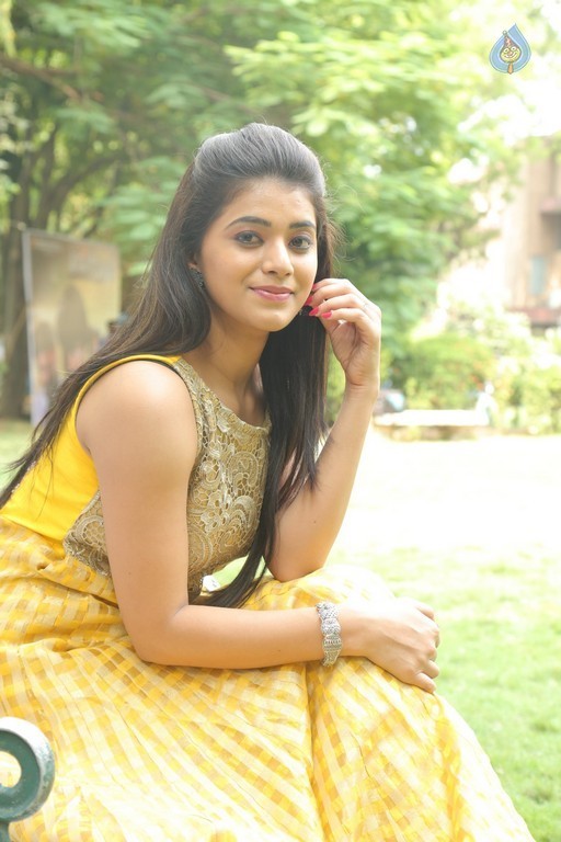 Yamini Bhaskar New Gallery - 11 / 21 photos