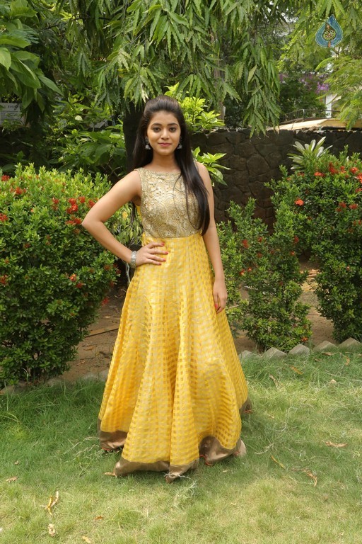 Yamini Bhaskar New Gallery - 12 / 21 photos