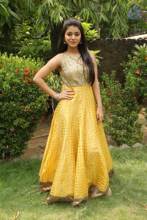 Yamini Bhaskar New Gallery - 14 / 21 photos