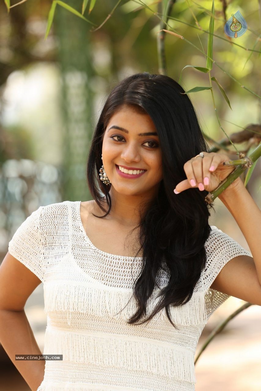 Yamini Bhaskar New Photos - 20 / 82 photos